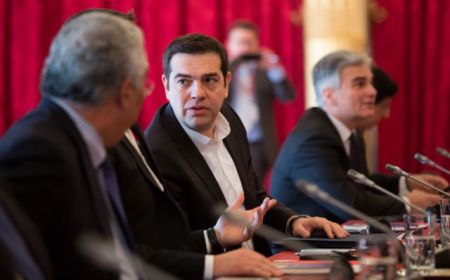 PM Tsipras attends European socialist leader meeting in Paris