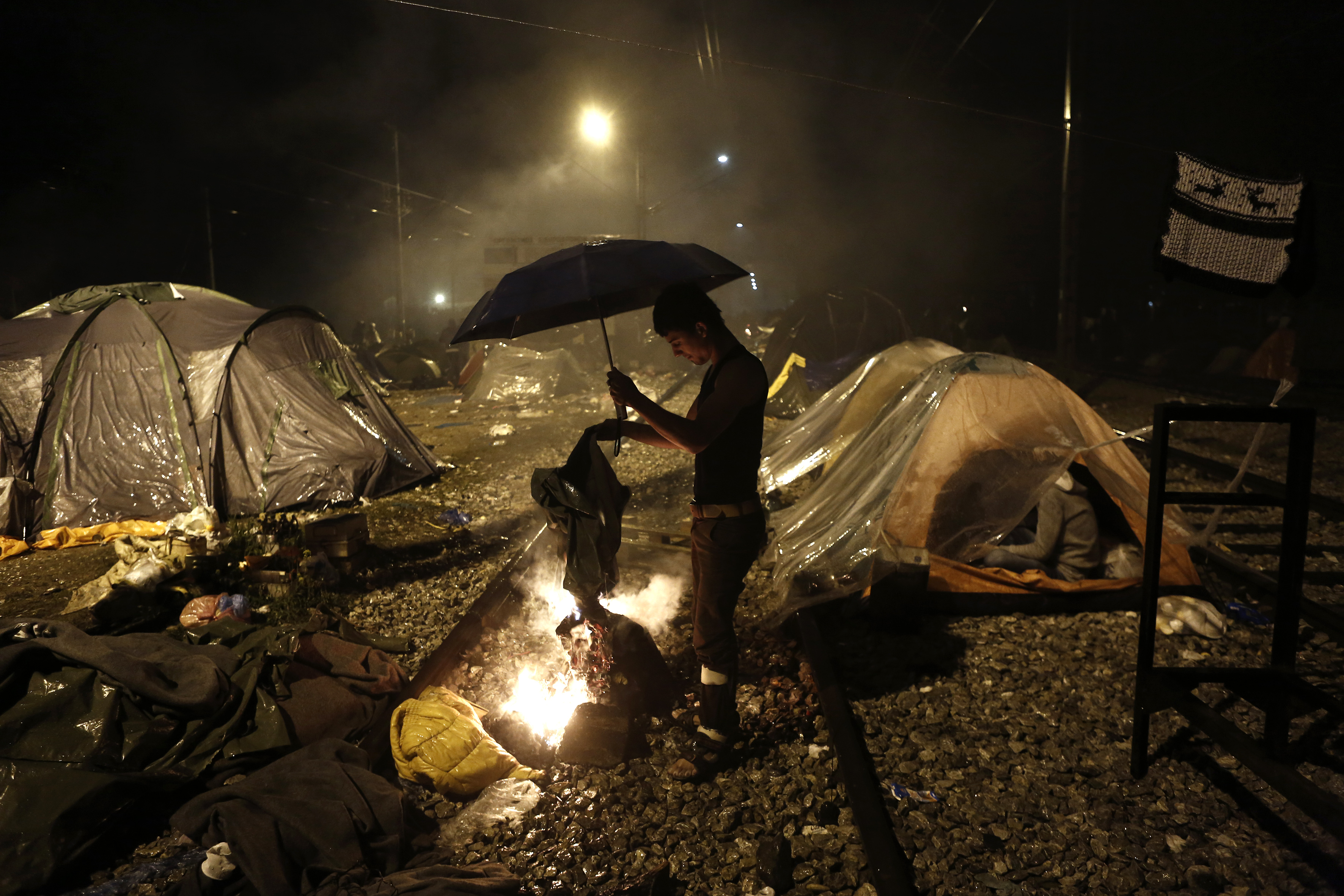 Εφιαλτικές συνθήκες για χιλιάδες πρόσφυγες στην Ειδομένη