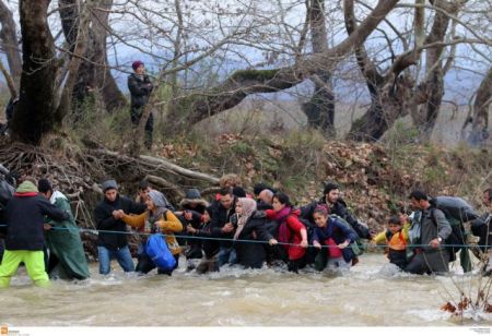 Refugees attempt en masse to cross over into FYROM on Clean Monday