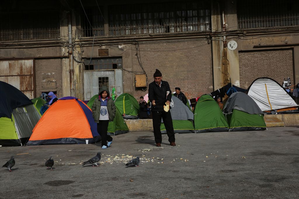 Πρόσφυγες μεταφέρονται από τον Πειραιά στα Διαβατά και σε άλλα κέντρα