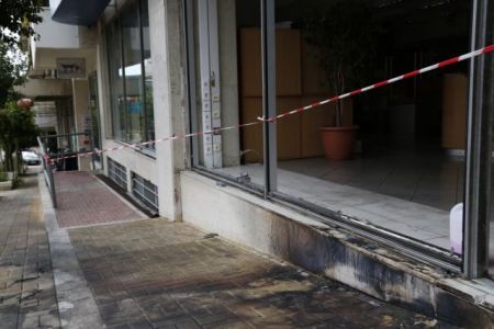 Εμπρηστική επίθεση τη νύχτα στα ΕΛΤΑ Νέας Σμύρνης