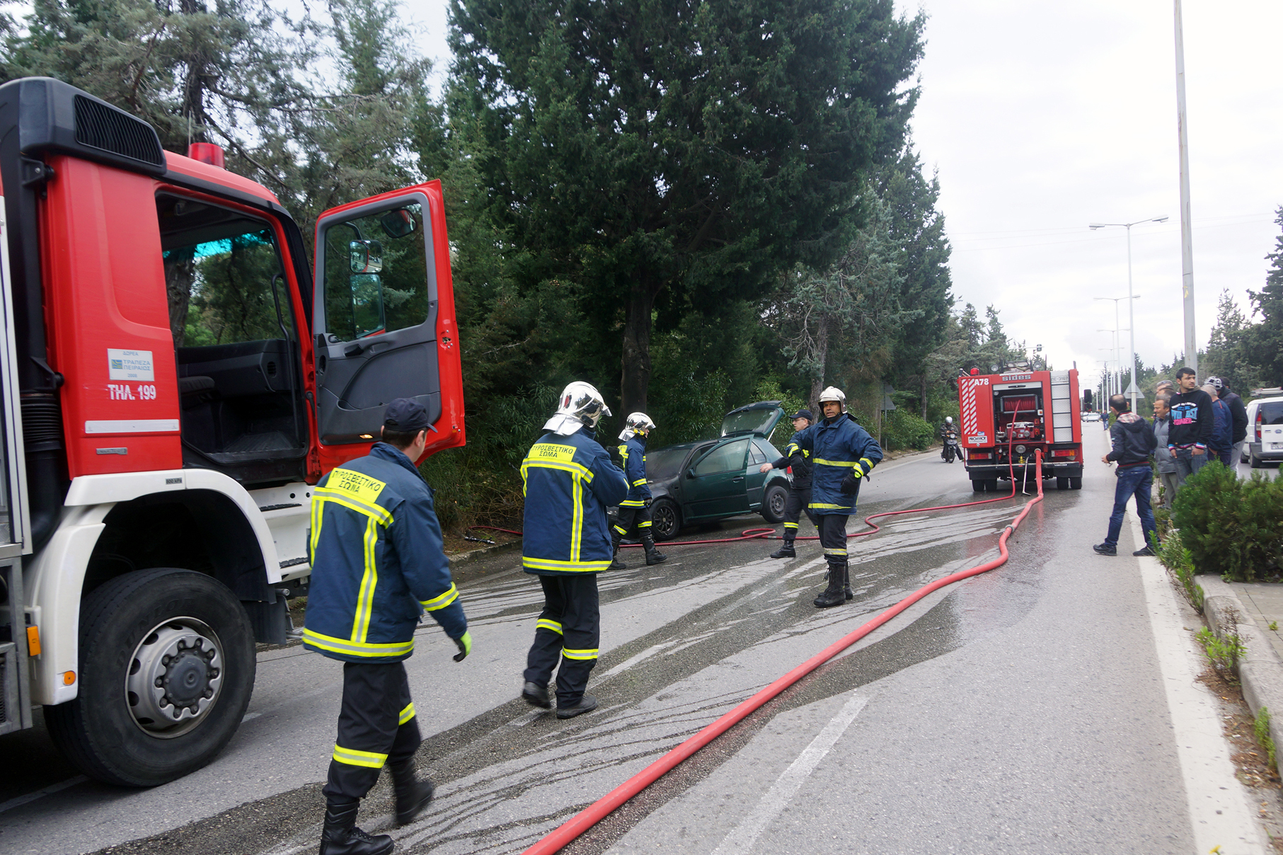 Στις φλόγες αυτοκίνητο στο 23ο χλμ της Αθηνών-Κορίνθου