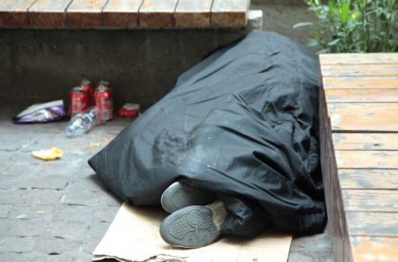 Πιλοτική απογραφή αστέγων σε έξι δήμους