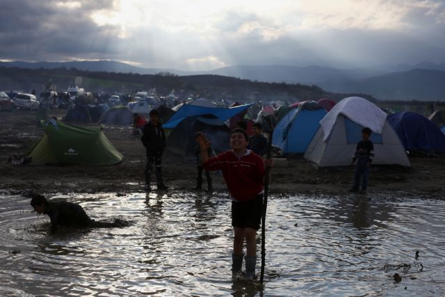 Τραγωδία χωρίς σύνορα στον βούρκο της Ειδομένης