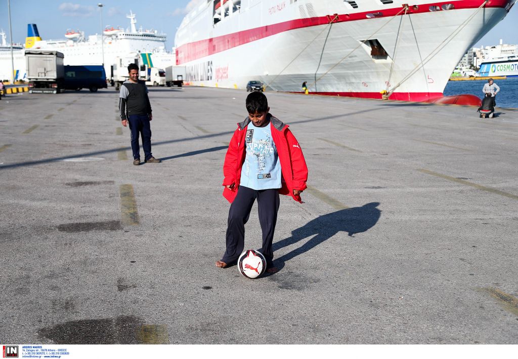 Στο λιμάνι της Ελευσίνας το καταμαράν tera jet με 1169 μετανάστες από τη Χίο