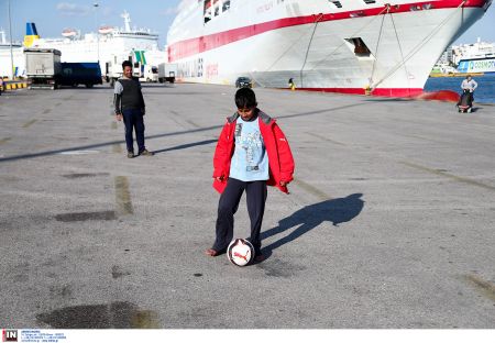 Στο λιμάνι της Ελευσίνας το καταμαράν tera jet με 1169 μετανάστες από τη Χίο