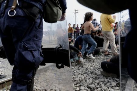 Νέα ένταση στην Ειδομένη-Πρόσφυγες προσπάθησαν να ρίξουν τον φράχτη