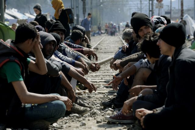 Idomeni: Refugees occupy train tracks to protest closed borders