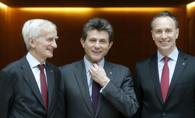 Ασφαλίζεται η ΑΧΑ για ανταγωνισμό από Google και Facebook