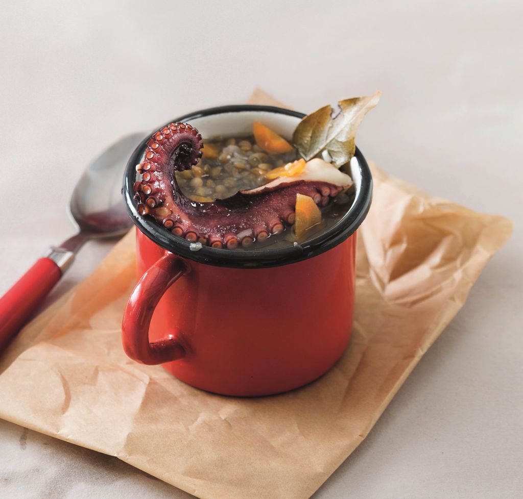 Σούπα φακές και χταπόδι στη γάστρα