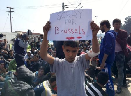 «Sorrry for Brussels»: Το πλακάτ στα χέρια μικρού πρόσφυγα στην Ειδομένη