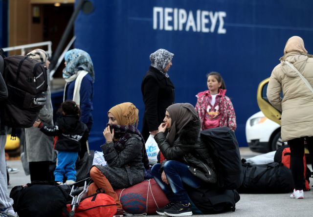 About 4,700 refugees remain stranded in the port of Piraeus | tovima.gr