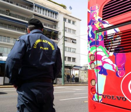 Κύκλωμα αστυνομικών προμήθευε όπλα σε ποινικούς