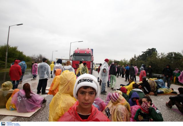 Tension at Idomeni as 12,000 refugees want to cross the border