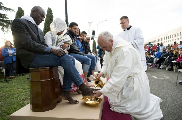 Τα πόδια προσφύγων διαφορετικών θρησκειών έπλυνε ο Πάπας