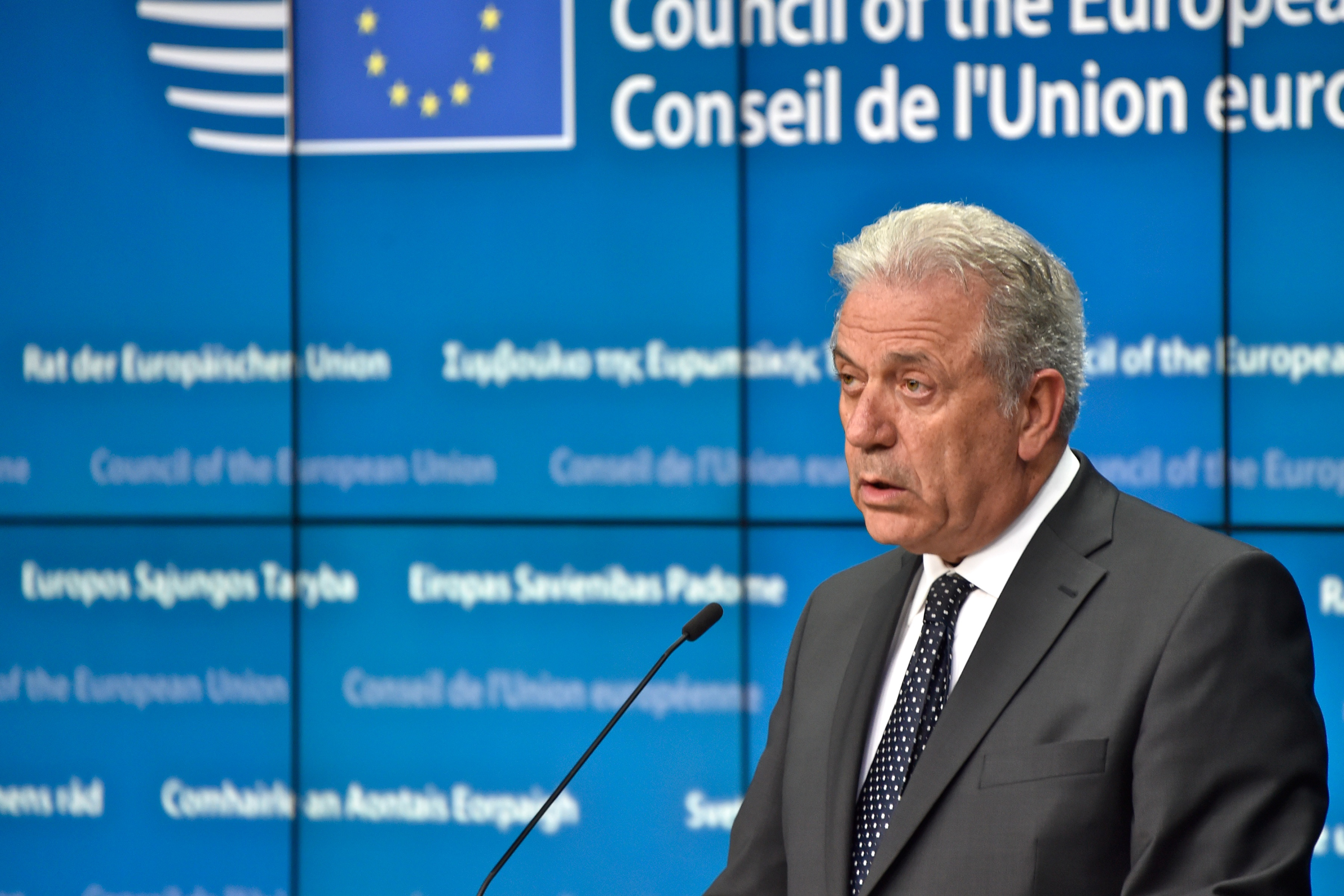 Αβραμόπουλος: Τα κράτη-μέλη να συνεχίσουν τις μαζικές μετεγκαταστάσεις από την Ελλάδα