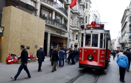 Τρομοκρατία και Ερντογάν «σκοτώνουν» την τουρκική οικονομία