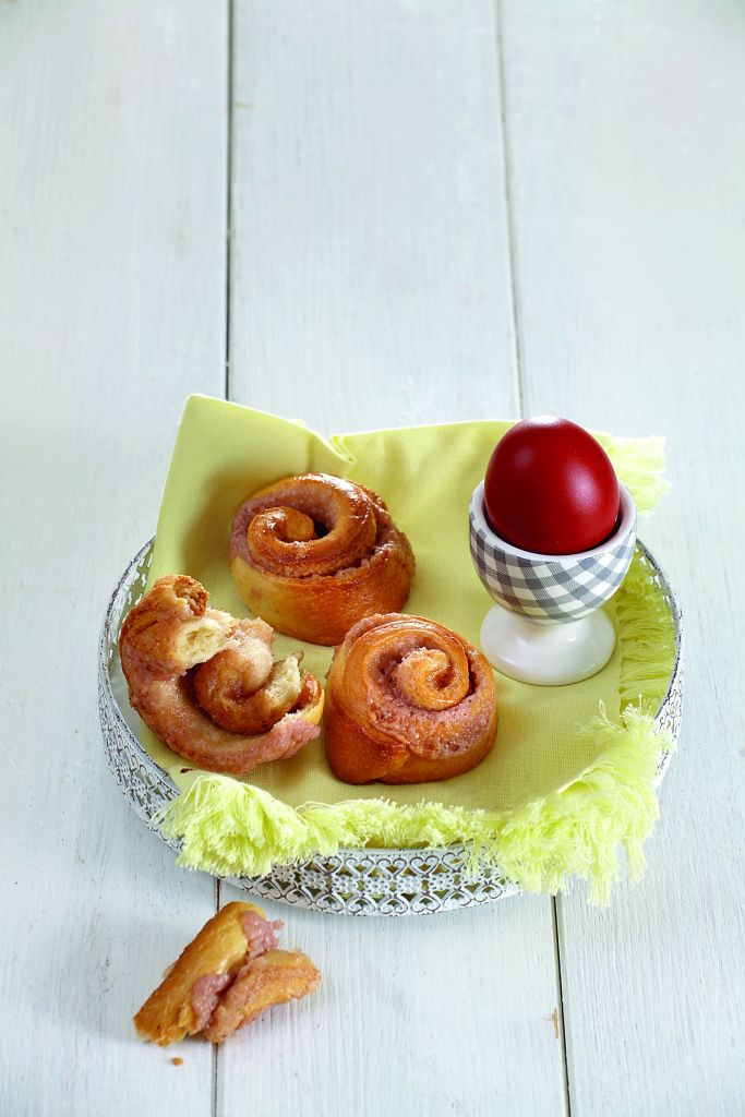 Ρολάκια τσουρεκιού με γέμιση αμυγδάλου