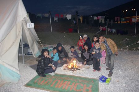 Αντιφατικές εικόνες για το πώς μοιράζονται τρόφιμα σε πρόσφυγες