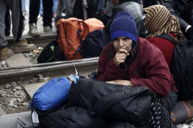 Idomeni: Women and children attempt to break through police lines