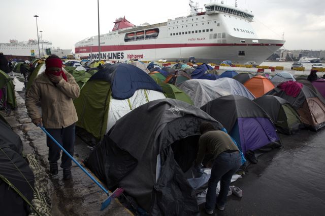 Conditions in Piraeus grow increasingly difficult for refugees | tovima.gr