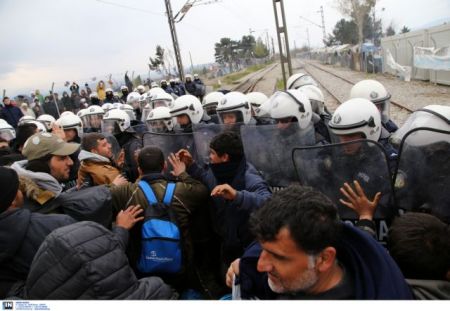 Εκατοντάδες πρόσφυγες παραμένουν στο λιμάνι της Χίου – Τεταμένο το κλίμα στα Ιωάννινα – Σε κατάσταση συναγερμού οι αρχές – Αντιδρούν οι κάτοικοι της Ειδομένης