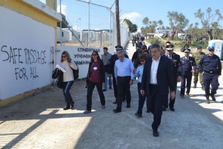 Φωνές διαμαρτυρίας από τους υπό περιορισμό μετανάστες σε Χίο-Λέσβο