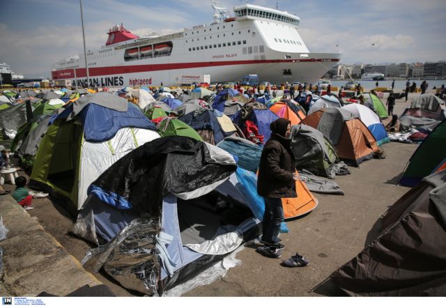 Over 5,700 migrants and refugees sleeping rough at the port of Piraeus | tovima.gr
