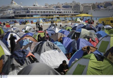 Πειραιάς: Φυλλάδια, φωτογραφίες και περιηγήσεις για την απομάκρυνση προσφύγων