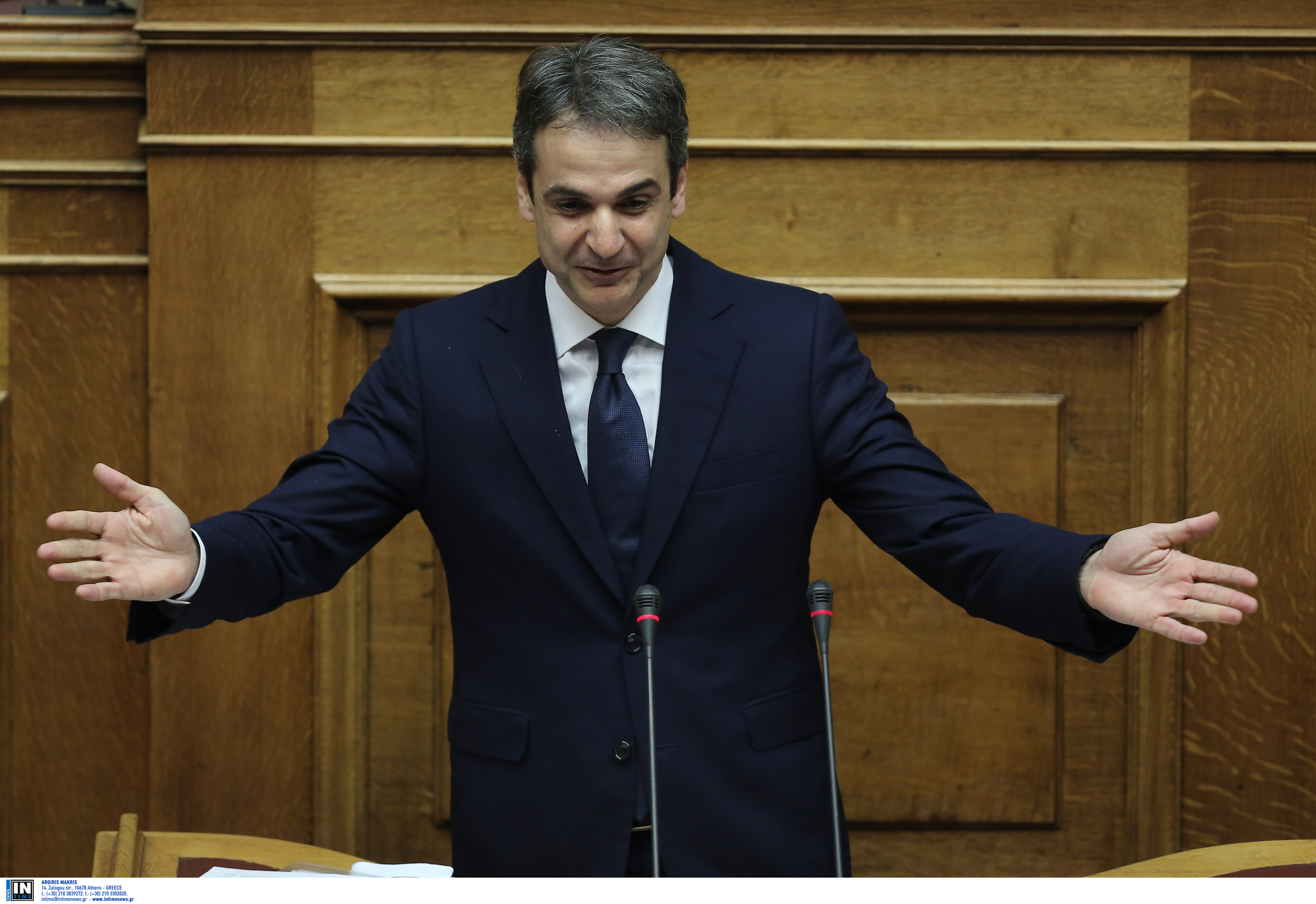 Ενθουσιασμός επικρατούσε στο γραφείο του Κυρ. Μητσοτάκη στη Βουλή και κερνούσαν σοκολατάκια