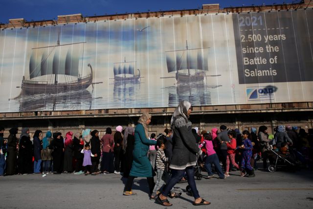 Piraeus: Refugees gradually being transferred from the port to camps