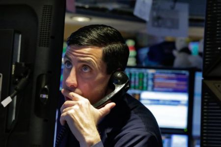 Πέφτει πάλι το πετρέλαιο, πιέσεις σε δολάριο και μετοχές