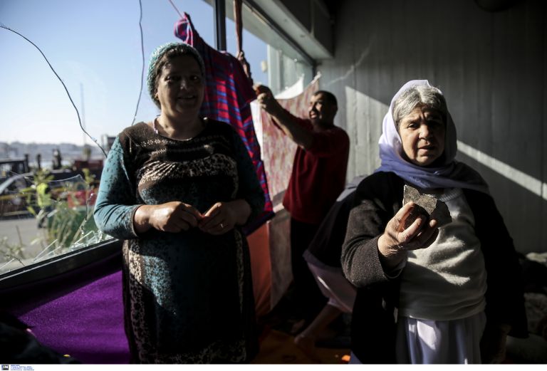 Συμπλοκή Σύρων και Αφγανών στο λιμάνι του Πειραιά και στην Ειδομένη – Διαμαρτυρίες στη Λέσβο | tovima.gr