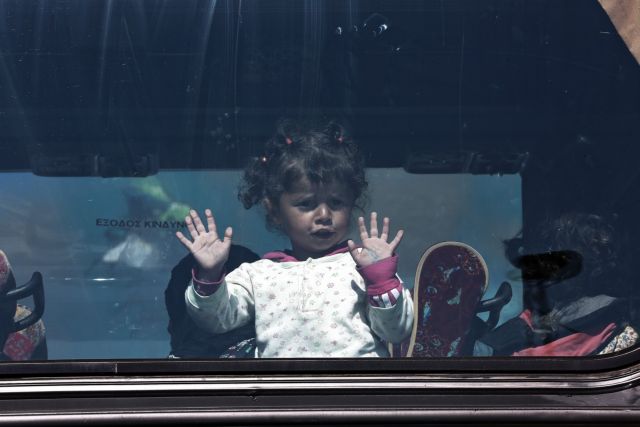 Πειραιάς: Περίπου 631 πρόσφυγες έφυγαν με λεωφορεία από το λιμάνι | tovima.gr