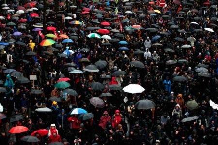 Ολονυχτία από διαδηλωτές στην Place de la Republique στο Παρίσι