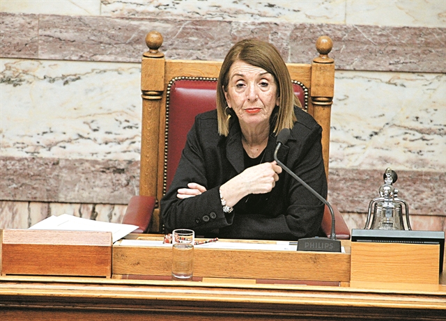 Αναζητούν διέξοδο με κινδυνολογία και πάρε-δώσε         παροχών