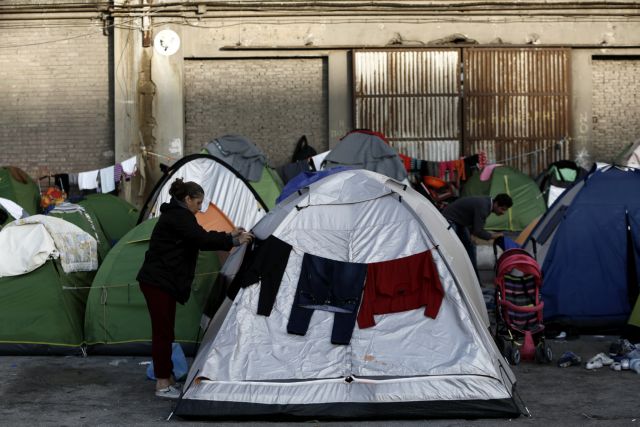 Πειραιάς: Χωρίς αποτέλεσμα οι προσπάθειες μεταφοράς προσφύγων | tovima.gr