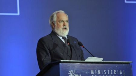 Η Κομισιόν υπερασπίζεται τον Επίτροπο που φέρεται να εμπλέκεται στην υπόθεση «Panama Papers»