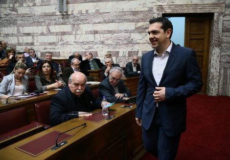 FT: Η ανευθυνότητα Τσίπρα και η ανάγκη παραμονής του ΔΝΤ