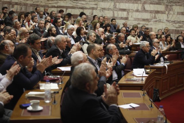 Βουλευτές ΣΥΡΙΖΑ: Ψηφίζουν και τρέμουν την κατακραυγή