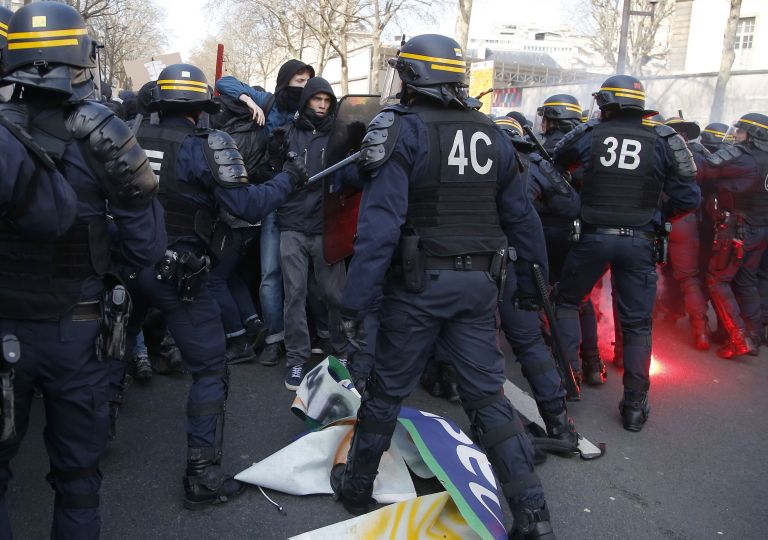 Ταραχές στο Παρίσι σε διαδήλωση για τα εργασιακά | tovima.gr