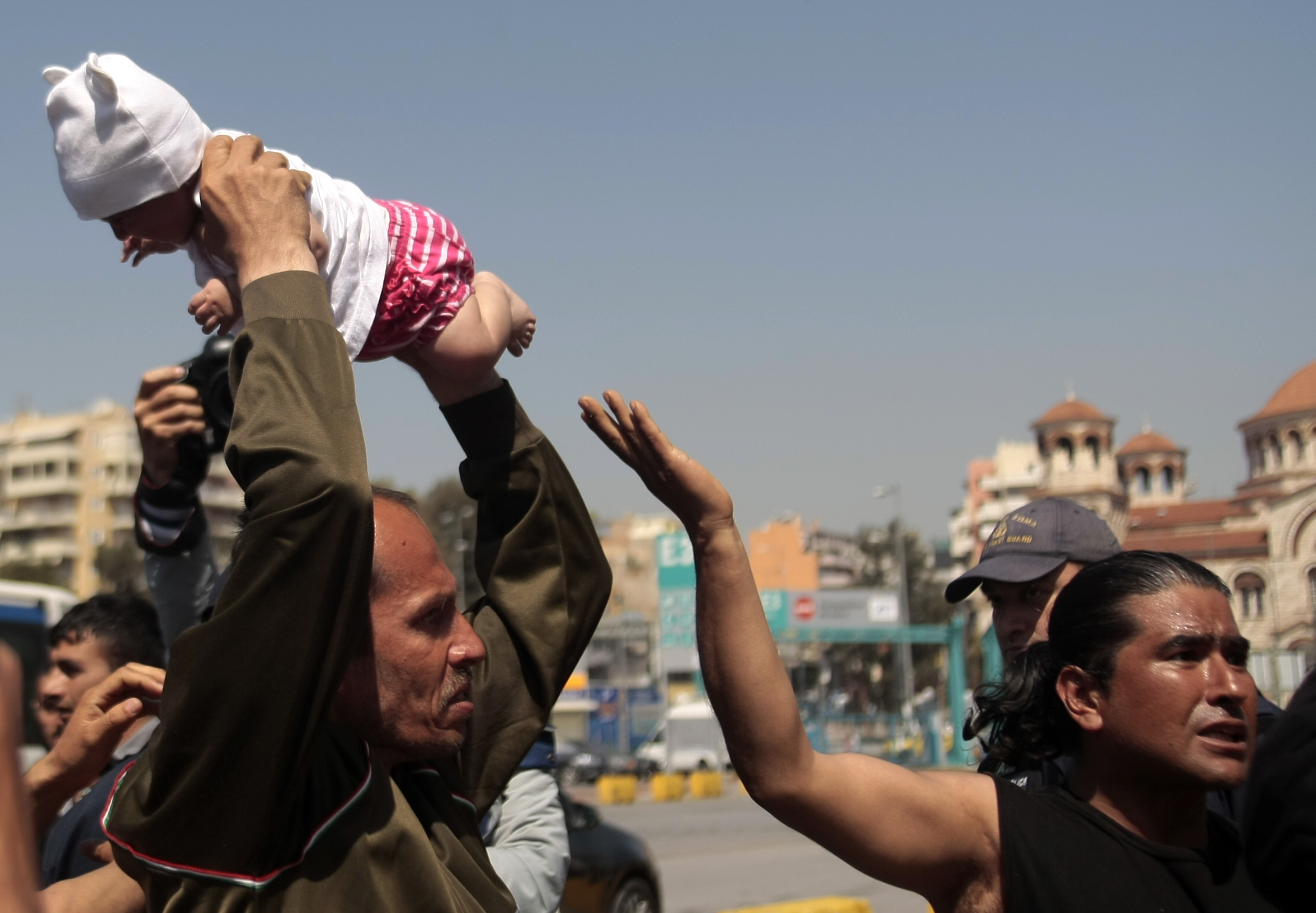 Ενταση στον Πειραιά μετά την ενημέρωση στους πρόσφυγες