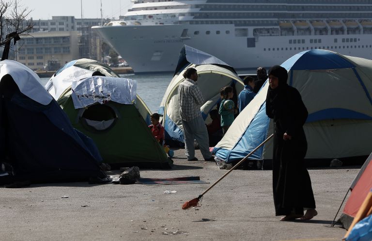 Συμπλοκή προσφύγων με έναν τραυματία στον Πειραιά | tovima.gr