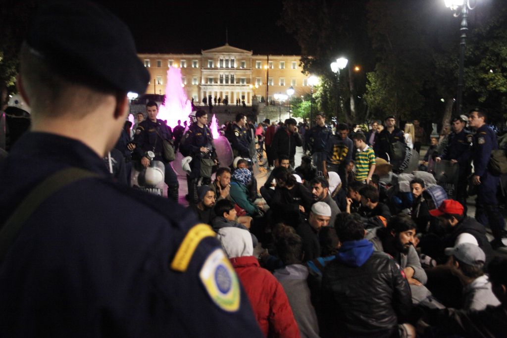 Πρόσφυγες από τον Πειραιά επιχείρησαν να κατασκηνώσουν στο Σύνταγμα