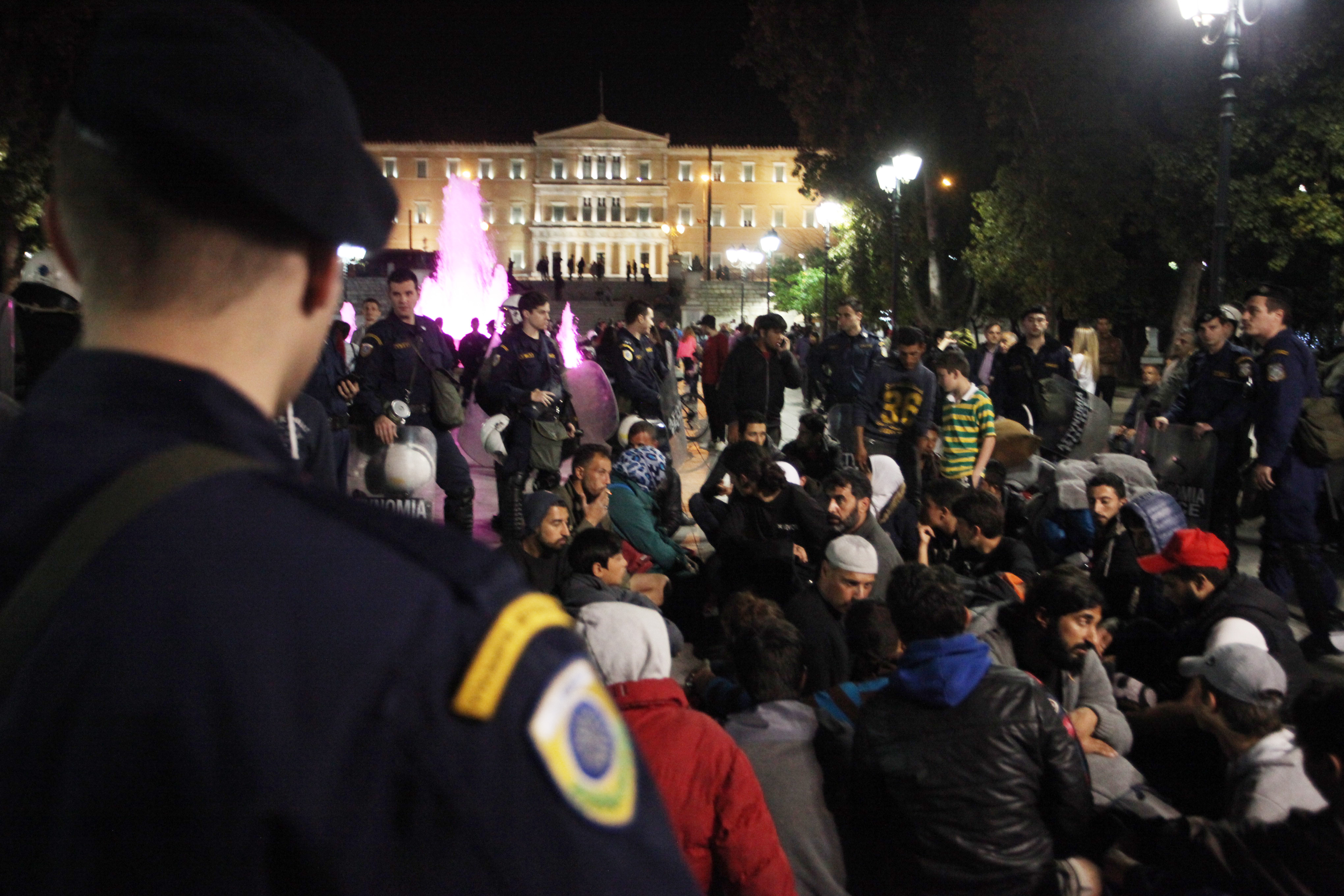 Πρόσφυγες από τον Πειραιά επιχείρησαν να κατασκηνώσουν στο Σύνταγμα