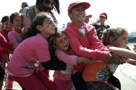 «Το “πίσω” είναι η πρώτη λέξη που μαθαίνουν στα ελληνικά»