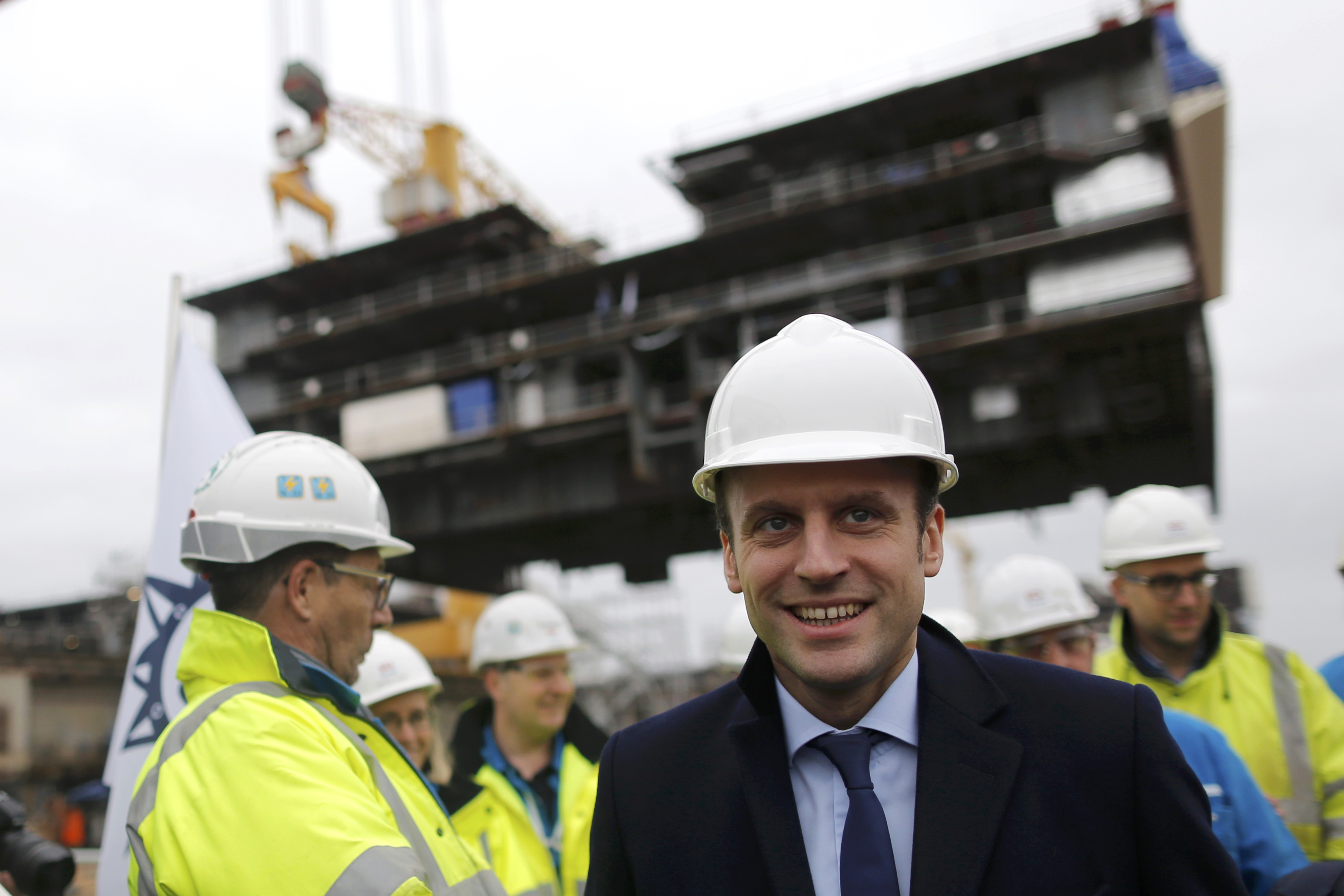 Oι πολιτικές προεκτάσεις της επίσκεψης Μακρόν