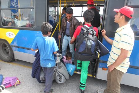 Με το σταγονόμετρο οι μετακινήσεις προσφύγων από τον Πειραιά