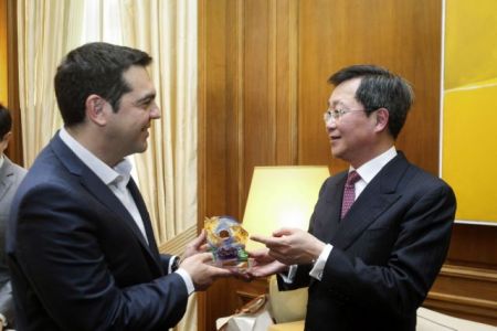 Συσκότιση μέσα, υποσχέσεις έξω