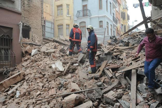 Πανικός από την θεαματική κατάρρευση κτηρίου στην Κωνσταντινούπολη | tovima.gr